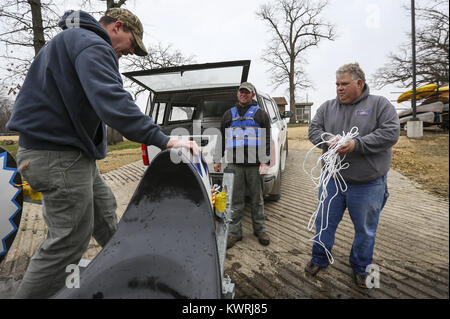 Camanche, Iowa, USA. 29 Mär, 2017. Von links, Park Rangers Brad Taylor, Ryan Walzer und Ausbildung Koordinator Mark Roberts laden eines der Kanus auf seine Anhänger an Rock Creek Marina und Campingplatz in Camanche am Mittwoch, 29. März 2017. Clinton County Erhaltung vor kurzem erwarb zwei 29-Fuß-Kevlar Kanus, die der Öffentlichkeit für Vermietungen in diesem Frühjahr erhältlich sein wird. Die Kanus kam von der Vancouver, British Columbia in Kanada und kann bis zu 14 Passagiere. Credit: Andy Abeyta, Viererkabel - Zeiten/Viererkabel - Zeiten/ZUMA Draht/Alamy leben Nachrichten Stockfoto