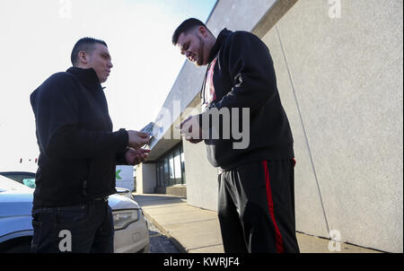 Davenport, Iowa, USA. 20 Mär, 2017. Tanner Rodman, rechts, als "Keez'' auf der Bühne bekannt, verkauft Tickets für Hermilo Perez von Moline außerhalb von FedEx in Davenport am Montag, den 20. März 2017. Rapper Tech N9ne in Davenport und lokaler Künstler, Tanner "Keez'' Rodman, wird eine Öffnung handeln. Credit: Andy Abeyta/Viererkabel - Zeiten/ZUMA Draht/Alamy leben Nachrichten Stockfoto