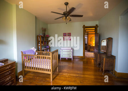 Davenport, Iowa, USA. 5 Apr, 2017. Das Schlafzimmer von Anna Kuehl, 1, befindet sich das Haus der Familie in Davenport am Mittwoch gesehen, 5. April 2017. Die Familie hat die letzten zwei Jahre lang an verschiedenen Projekten rund um das Haus und ein Gleichgewicht zwischen täglichen privaten und beruflichen Leben. Credit: Andy Abeyta, Viererkabel - Zeiten/Viererkabel - Zeiten/ZUMA Draht/Alamy leben Nachrichten Stockfoto