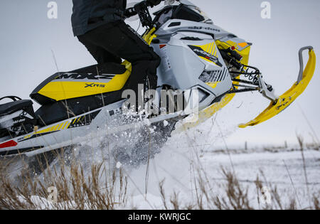 Davenport, Iowa, USA. 13 Mär, 2017. J.J. Wilkins von Bettendorf Fänge Luft aus einem Ridge auf seinem 800cc Ski-Doo beim Reiten in ein Feld in Dixon am Montag, 13. März 2017. Ein paar Scott County Sno-Seekers Mitglieder zusammen, um für das, was die letzte Fahrt von einer spärlichen Schnee Saison werden könnte. Davenport erhalten nur über fünf Zentimeter Schnee über Nacht und den ganzen Tag Montag, einen kleinen Betrag für die Sno-Seekers, aber genug für das Letzte Hurra. Credit: Andy Abeyta/Viererkabel - Zeiten/ZUMA Draht/Alamy leben Nachrichten Stockfoto