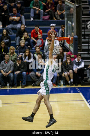 Rock Island, Iowa, USA. 27 Mär, 2017. Der Geneses Jakob Pauley (12) erreicht, die hinter während der dunk Contest am Iowa-Illinois Senior All-Star Game am Augustana College in Rock Island am Montag, 27. März 2017 dunk. Credit: Andy Abeyta/Viererkabel - Zeiten/ZUMA Draht/Alamy leben Nachrichten Stockfoto