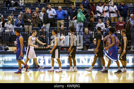 Rock Island, Iowa, USA. 27 Mär, 2017. Iowa und Illinois Spieler gratulieren einander nach dem jungen Iowa-Illinois Senior All-Star Game am Augustana College in Rock Island am Montag, 27. März 2017. Credit: Andy Abeyta/Viererkabel - Zeiten/ZUMA Draht/Alamy leben Nachrichten Stockfoto