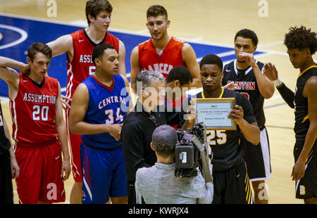 Rock Island, Iowa, USA. 27 Mär, 2017. Bettendorf ist Suni Lane (25) ist der Sieger der dunk Contest am Iowa-Illinois Senior All-Star Game am Augustana College in Rock Island kündigte am Montag, 27. März 2017. Credit: Andy Abeyta/Viererkabel - Zeiten/ZUMA Draht/Alamy leben Nachrichten Stockfoto