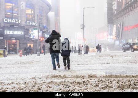 New York, USA. Am 4. Januar, 2018. Starker Schneefall am Times Square in New York City Donnerstag, den 4. Januar 2018; Quelle: Nino Marcutti/Alamy leben Nachrichten Stockfoto