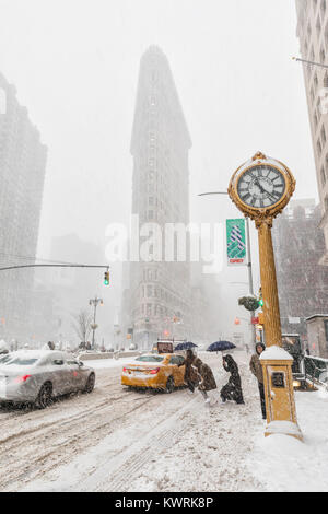 New York, USA. Am 4. Januar, 2018. Starker Schneefall in New York City, Gebäude Flatyron Fifth Avenue und Broadway, Donnerstag, 4. Januar 2018; Quelle: Nino Marcutti/Alamy leben Nachrichten Stockfoto