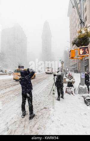 New York, USA. Am 4. Januar, 2018. Starker Schneefall in New York City Flatiron Building Fifth Avenue und Broadway, Donnerstag, 4. Januar 2018; Quelle: Nino Marcutti/Alamy leben Nachrichten Stockfoto