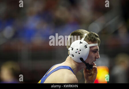 Des Moines, Iowa, USA. 16 Feb, 2017. Wilton's Cory Anderson Gesichter seinen Gegner während der Sitzung zwei der 2017 IHSAA State Wrestling Meisterschaften bei Wells Fargo Arena in Des Moines am Donnerstag, 16. Februar 2017. Credit: Andy Abeyta/Viererkabel - Zeiten/ZUMA Draht/Alamy leben Nachrichten Stockfoto