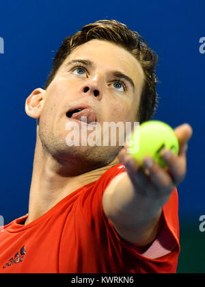 Doha, Katar. Am 4. Januar, 2018. Dominic Thiem Österreichs dient während der singles Viertelfinalegleichen gegen Stefanos Tsitsipas Griechenlands bei der ATP Katar Open in Doha, Katar, Jan. 4, 2018. Dominic Thiem gewann 2-0. Credit: Nikku/Xinhua/Alamy leben Nachrichten Stockfoto