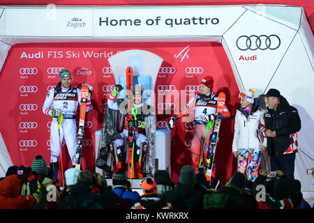 Zagreb, Kroatien. Am 4. Januar, 2018. Goldmedaillenträger Marcel Hirscher (2 L) von Österreich, seine compatiot Silbermedaillengewinner Michael Matt (1 L) und Bronze medaillenträger Henrik Kristoffersen (C) der Norwegen Reagieren während der Preisverleihung für Slalom Rennen der FIS Alpinen Ski WM Männer in Zagreb, Kroatien, Jan. 4, 2018. Quelle: Marko Dubravko/Xinhua/Alamy leben Nachrichten Stockfoto