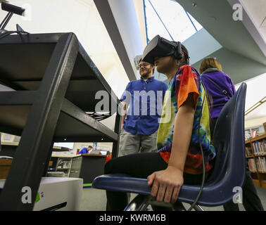 Buffalo, Iowa, USA. 17. Januar 2017. Fünfte Klasse Student Shelbi Buchanan, 11, schaut sich um die Sterne mit Hilfe einer virtual-Reality-Grabensystems Oculus in Buffalo Elementary School auf Dienstag, 17. Januar 2017. Schüler in der Schule sollen beginnen mit virtual-Reality-Ausrüstung um ihren Lehrplan zu verbessern und Themen in der Klasse auf eine neue Weise zu erkunden. Bildnachweis: Andy Abeyta/Quad-Stadt-Zeiten / ZUMA Draht/Alamy Live News Stockfoto