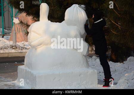 Harbin, Harbin, China. Am 4. Januar, 2018. (Redaktionelle Verwendung. CHINA). Hunderte von Schnee Skulpturen an der Universität Harbin in Harbin gesehen werden kann, im Nordosten der chinesischen Provinz Heilongjiang, Januar 4th, 2017. Credit: SIPA Asien/ZUMA Draht/Alamy leben Nachrichten Stockfoto