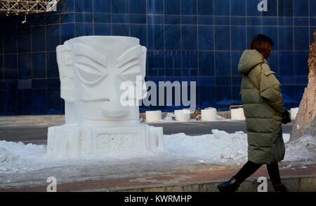 Harbin, Harbin, China. Am 4. Januar, 2018. (Redaktionelle Verwendung. CHINA). Hunderte von Schnee Skulpturen an der Universität Harbin in Harbin gesehen werden kann, im Nordosten der chinesischen Provinz Heilongjiang, Januar 4th, 2017. Credit: SIPA Asien/ZUMA Draht/Alamy leben Nachrichten Stockfoto