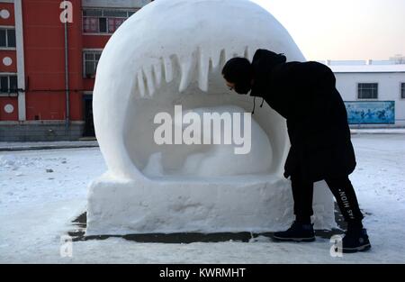 Harbin, Harbin, China. Am 4. Januar, 2018. (Redaktionelle Verwendung. CHINA). Hunderte von Schnee Skulpturen an der Universität Harbin in Harbin gesehen werden kann, im Nordosten der chinesischen Provinz Heilongjiang, Januar 4th, 2017. Credit: SIPA Asien/ZUMA Draht/Alamy leben Nachrichten Stockfoto