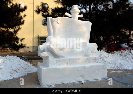 Harbin, Harbin, China. Am 4. Januar, 2018. (Redaktionelle Verwendung. CHINA). Hunderte von Schnee Skulpturen an der Universität Harbin in Harbin gesehen werden kann, im Nordosten der chinesischen Provinz Heilongjiang, Januar 4th, 2017. Credit: SIPA Asien/ZUMA Draht/Alamy leben Nachrichten Stockfoto