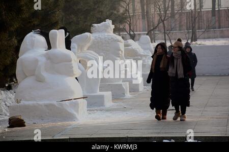 Harbin, Harbin, China. Am 4. Januar, 2018. (Redaktionelle Verwendung. CHINA). Hunderte von Schnee Skulpturen an der Universität Harbin in Harbin gesehen werden kann, im Nordosten der chinesischen Provinz Heilongjiang, Januar 4th, 2017. Credit: SIPA Asien/ZUMA Draht/Alamy leben Nachrichten Stockfoto