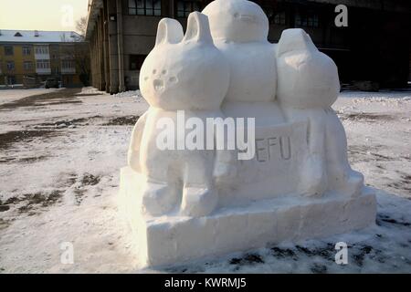 Harbin, Harbin, China. Am 4. Januar, 2018. (Redaktionelle Verwendung. CHINA). Hunderte von Schnee Skulpturen an der Universität Harbin in Harbin gesehen werden kann, im Nordosten der chinesischen Provinz Heilongjiang, Januar 4th, 2017. Credit: SIPA Asien/ZUMA Draht/Alamy leben Nachrichten Stockfoto