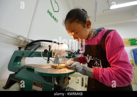 Qingdao, Qingdao, China. Am 4. Januar, 2018. Qingdao, China, 4. Januar 2018: (redaktionelle Verwendung. CHINA). lernen Schüler aus Holz Kunsthandwerk in Qingdao, Provinz Shandong im Osten Chinas, Januar 4th, 2017. Credit: SIPA Asien/ZUMA Draht/Alamy leben Nachrichten Stockfoto