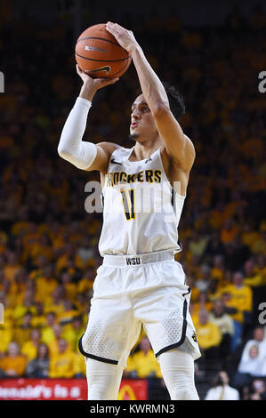 Wichita, Kansas, USA. Am 4. Januar, 2018. Wichita Zustand Shockers guard Landry Shamet (11) schießt ein Überbrückungskabel in der ersten Hälfte während der NCAA Basketball Spiel zwischen den Houston Cougars und die Wichita State Shockers an Charles Koch Arena in Wichita, Kansas. Kendall Shaw/CSM/Alamy leben Nachrichten Stockfoto