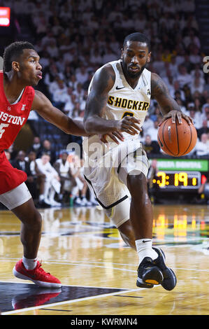 Wichita, Kansas, USA. Am 4. Januar, 2018. Wichita Zustand Shockers vorwärts Rashard Kelly (0) Laufwerke mit dem Korb in der ersten Hälfte während der NCAA Basketball Spiel zwischen den Houston Cougars und die Wichita State Shockers an Charles Koch Arena in Wichita, Kansas. Kendall Shaw/CSM/Alamy leben Nachrichten Stockfoto