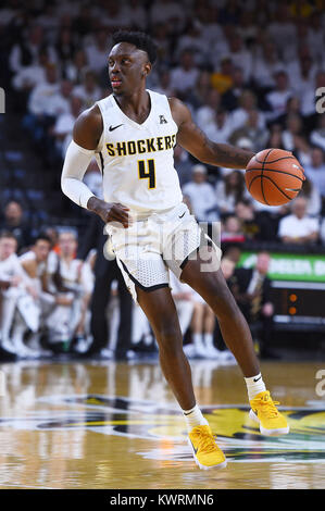 Wichita, Kansas, USA. Am 4. Januar, 2018. Wichita Zustand Shockers guard Samajae Haynes-Jones (4) übernimmt den Ball in der ersten Hälfte während der NCAA Basketball Spiel zwischen den Houston Cougars und die Wichita State Shockers an Charles Koch Arena in Wichita, Kansas. Kendall Shaw/CSM/Alamy leben Nachrichten Stockfoto