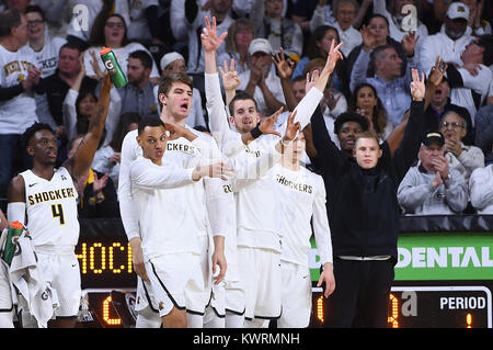 Wichita, Kansas, USA. Am 4. Januar, 2018. Die Wichita Zustand Shockers Bank reagiert auf einen drei Zeiger während der NCAA Basketball Spiel zwischen den Houston Cougars und die Wichita State Shockers an Charles Koch Arena in Wichita, Kansas. Kendall Shaw/CSM/Alamy leben Nachrichten Stockfoto