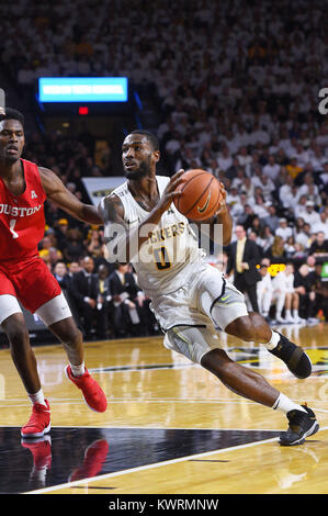 Wichita, Kansas, USA. Am 4. Januar, 2018. Wichita Zustand Shockers vorwärts Rashard Kelly (0) Laufwerke mit dem Korb in der ersten Hälfte während der NCAA Basketball Spiel zwischen den Houston Cougars und die Wichita State Shockers an Charles Koch Arena in Wichita, Kansas. Kendall Shaw/CSM/Alamy leben Nachrichten Stockfoto