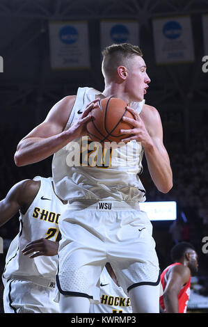 Wichita, Kansas, USA. Am 4. Januar, 2018. Wichita Zustand Shockers Zentrum Rauno Nurger (20) sichert eine Erholung in der zweiten Hälfte während der NCAA Basketball Spiel zwischen den Houston Cougars und die Wichita State Shockers an Charles Koch Arena in Wichita, Kansas. Kendall Shaw/CSM/Alamy leben Nachrichten Stockfoto