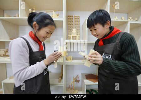 Qingdao, Qingdao, China. Am 4. Januar, 2018. Qingdao, China, 4. Januar 2018: (redaktionelle Verwendung. CHINA). lernen Schüler aus Holz Kunsthandwerk in Qingdao, Provinz Shandong im Osten Chinas, Januar 4th, 2017. Credit: SIPA Asien/ZUMA Draht/Alamy leben Nachrichten Stockfoto