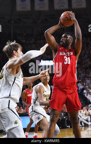 Wichita, Kansas, USA. Am 4. Januar, 2018. Houston Cougars Zentrum Valentine Sangoyomi (31) schießt den Ball in der zweiten Hälfte während der NCAA Basketball Spiel zwischen den Houston Cougars und die Wichita State Shockers an Charles Koch Arena in Wichita, Kansas. Kendall Shaw/CSM/Alamy leben Nachrichten Stockfoto