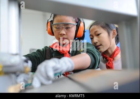 Qingdao, Qingdao, China. Am 4. Januar, 2018. Qingdao, China, 4. Januar 2018: (redaktionelle Verwendung. CHINA). lernen Schüler aus Holz Kunsthandwerk in Qingdao, Provinz Shandong im Osten Chinas, Januar 4th, 2017. Credit: SIPA Asien/ZUMA Draht/Alamy leben Nachrichten Stockfoto