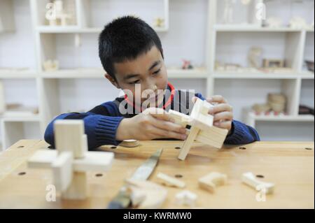 Qingdao, Qingdao, China. Am 4. Januar, 2018. Qingdao, China, 4. Januar 2018: (redaktionelle Verwendung. CHINA). lernen Schüler aus Holz Kunsthandwerk in Qingdao, Provinz Shandong im Osten Chinas, Januar 4th, 2017. Credit: SIPA Asien/ZUMA Draht/Alamy leben Nachrichten Stockfoto