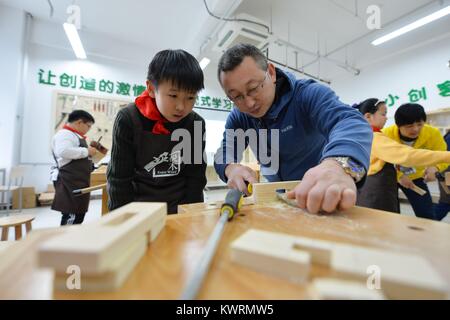 Qingdao, Qingdao, China. Am 4. Januar, 2018. Qingdao, China, 4. Januar 2018: (redaktionelle Verwendung. CHINA). lernen Schüler aus Holz Kunsthandwerk in Qingdao, Provinz Shandong im Osten Chinas, Januar 4th, 2017. Credit: SIPA Asien/ZUMA Draht/Alamy leben Nachrichten Stockfoto