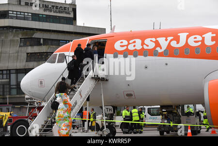 Passagiere eine easyJet Flugzeug auf dem Flughafen Tegel in Berlin, Deutschland, 5. Januar 2018. Das Flugzeug wird am ersten inländischen der britischen Airline Flug innerhalb Deutschlands begeben. Foto: Jens Kalaene/dpa Stockfoto