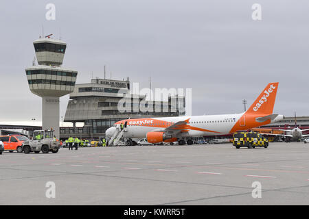 Passagiere eine easyJet Flugzeug auf dem Flughafen Tegel in Berlin, Deutschland, 5. Januar 2018. Das Flugzeug wird am ersten inländischen der britischen Airline Flug innerhalb Deutschlands begeben. Foto: Jens Kalaene/dpa Stockfoto