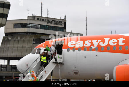 Passagiere eine easyJet Flugzeug auf dem Flughafen Tegel in Berlin, Deutschland, 5. Januar 2018. Das Flugzeug wird am ersten inländischen der britischen Airline Flug innerhalb Deutschlands begeben. Foto: Jens Kalaene/dpa Stockfoto