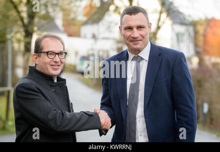 Seeon, Deutschland. 5 Jan, 2018. Bundesminister für Verkehr Alexander Dobrindt (L) und Vitali Klitschko, der ehemalige ukrainische Boxen pro und Bürgermeister von Kiew, Hände schütteln während der jährlichen Winter Konferenz der deutschen Christlich Soziale Union (CSU) Party im Kloster Seeon in Seeon, Deutschland, am 5. Januar 2018. Credit: Matthias Balk/dpa/Alamy leben Nachrichten Stockfoto