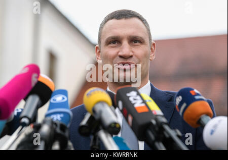 Seeon, Deutschland. 5 Jan, 2018. Vitali Klitschko, ehemalige ukrainische Boxen pro und aktuelle Bürgermeister von Kiew, liefert eine Erklärung an die Presse bei der Ankunft für die jährlichen Winter Konferenz der deutschen Christlich Soziale Union (CSU), am Kloster Seeon in Seeon, Deutschland, am 5. Januar 2018. Credit: Matthias Balk/dpa/Alamy leben Nachrichten Stockfoto