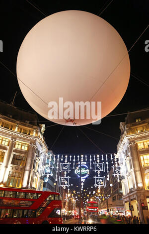 London, Großbritannien. Am 4. Januar, 2018. Einen riesigen aufblasbaren Ballon wurde in Oxford Circus installiert Lumiere London fördern, aber starkem Wind machte es eine Gefahr für Busse und andere Verkehr auf der Straße Quelle: Paul Brown/Alamy leben Nachrichten Stockfoto