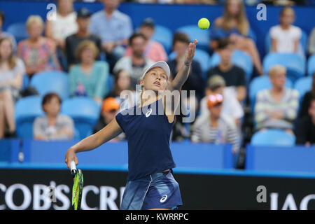 Perth, Australien. 5 Jan, 2018. Darja Gavrilova von Australien dient bei einem Match zwischen Deutschland und Australien an der Hopman Cup gemischte Mannschaften Tennis Turnier in Perth, Australien, Jan. 5, 2018. Credit: Zhou Dan/Xinhua/Alamy leben Nachrichten Stockfoto