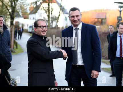 Seeon, Deutschland. 5 Jan, 2018. Bundesminister für Verkehr Alexander Dobrindt (L) begrüßt ehemalige ukrainische Boxen pro und dem Kiewer Bürgermeister, Vitali Klitschko, mit einem Händedruck zu den jährlichen Winter Konferenz der deutschen Christlich Soziale Union (CSU) Party im Kloster Seeon in Seeon, Deutschland, am 5. Januar 2018. Credit: Matthias Balk/dpa/Alamy leben Nachrichten Stockfoto