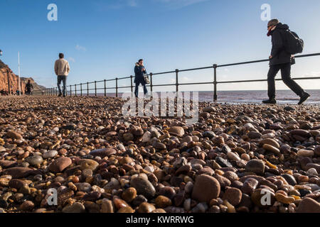 Honiton, Devon. 5 Jan, 2018. UK Wetter: Tonnen Schiefer und Pebble Deckel Sidmouth Esplanade in den Nachwehen des Sturms Eleanor. Credit: Foto Central/Alamy leben Nachrichten Stockfoto