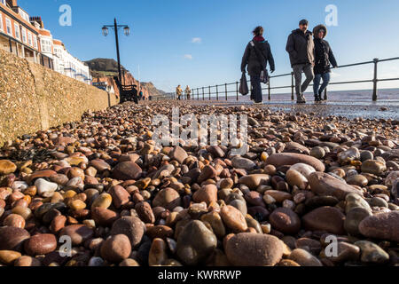 Sidmouth, Devon. 5. Januar 2018. Wetter in Großbritannien: Tonnen von Schiefer und Kieselsteinen bedecken die Sidmouth Esplanade nach dem Sturm Eleanor. Stockfoto