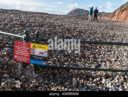 Sidmouth, Devon. 5. Januar 2018. UK Wetter: Geländer am Weststrand von Sidmouth sind fast unter Schiefer begraben, nachdem der Sturm Eleanor abgereist ist. Stockfoto