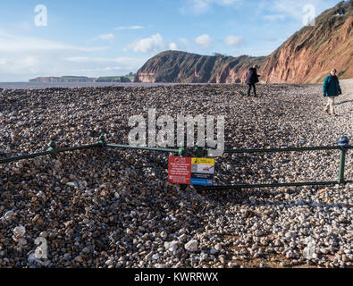 Sidmouth, Devon. 5. Januar 2018. UK Wetter: Geländer am Weststrand von Sidmouth sind fast unter Schiefer begraben, nachdem der Sturm Eleanor abgereist ist. Stockfoto