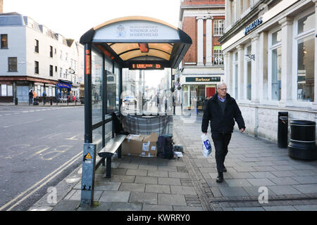 Windsor Berkshire. 5. Januar 2018. Eine obdachlose Person schläft unter einer Bushaltestelle vor Windsor Castle. Ein Vorschlag von Windsor Rat leader Simon Dudley die Obdachlosen und Rough Sleepers von Windsor zu löschen, Thames Valley Police vor der königlichen Hochzeit, wo Prinz Harry, der am 19. zu heiraten, kann hat kontroverse Credit: Amer ghazzal/Alamy Leben Nachrichten verursacht Stockfoto