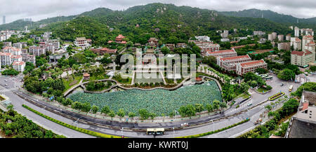 Peking, China. 24 Aug, 2017. Genähte Luftbild am 12.08.24, 2017 zeigt die Nanputuo Tempel in Xiamen, im Südosten der chinesischen Provinz Fujian. Fotografen mit Xinhua News Agency zeigten Sie historische Stätten über dem Land mit Drohnen. Credit: Li Xin/Xinhua/Alamy leben Nachrichten Stockfoto