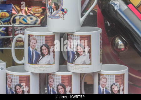 Windsor Berkshire, Großbritannien. 5 Jan, 2017. Bilder von Prinz Harry und seine Verlobte Meghan Markle sind durch die Souvenirläden in Windsor hoffen, auf die königliche Hochzeit am 19. Mai 2018 Kredit zu schreiben: Amer ghazzal/Alamy Leben Nachrichten verkauft Stockfoto