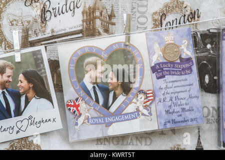 Windsor Berkshire, Großbritannien. 5 Jan, 2017. Bilder von Prinz Harry und seine Verlobte Meghan Markle sind durch die Souvenirläden in Windsor hoffen, auf die königliche Hochzeit am 19. Mai 2018 Kredit zu schreiben: Amer ghazzal/Alamy Leben Nachrichten verkauft Stockfoto