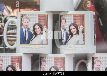 Windsor Berkshire, Großbritannien. 5 Jan, 2017. Bilder von Prinz Harry und seine Verlobte Meghan Markle sind durch die Souvenirläden in Windsor hoffen, auf die königliche Hochzeit am 19. Mai 2018 Kredit zu schreiben: Amer ghazzal/Alamy Leben Nachrichten verkauft Stockfoto