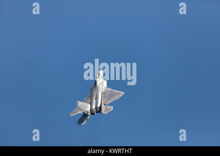 USA, Chicago - 19. August: EIN US Air Force F-35 Joint Strike Fighter (Lightning II) Jet fliegen. Dieser F-35 ist bis zum 33 Fighter Wing von eglin Air Force Base zugeordnet, am 19. August 2017 Stockfoto